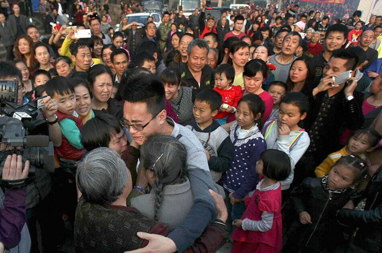 南京4岁男孩被拐 26年后母子终团聚感动全村 
